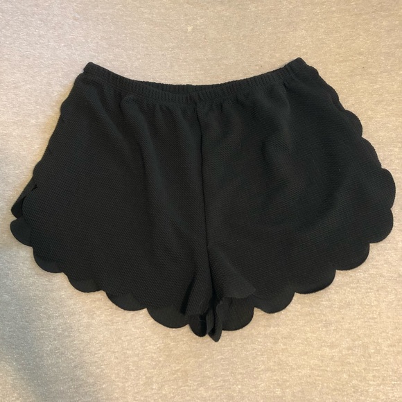 SHEIN Pants - 💛3 FOR $20💛Women’s Shein Black Scalloped Shorts